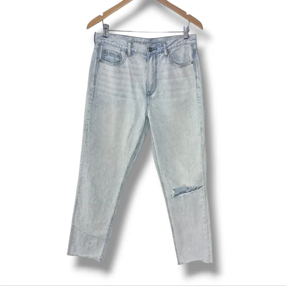 American Eagle High Rise Mom Jeans in Light Blue Wash Size 8 - Picture 2 of 8